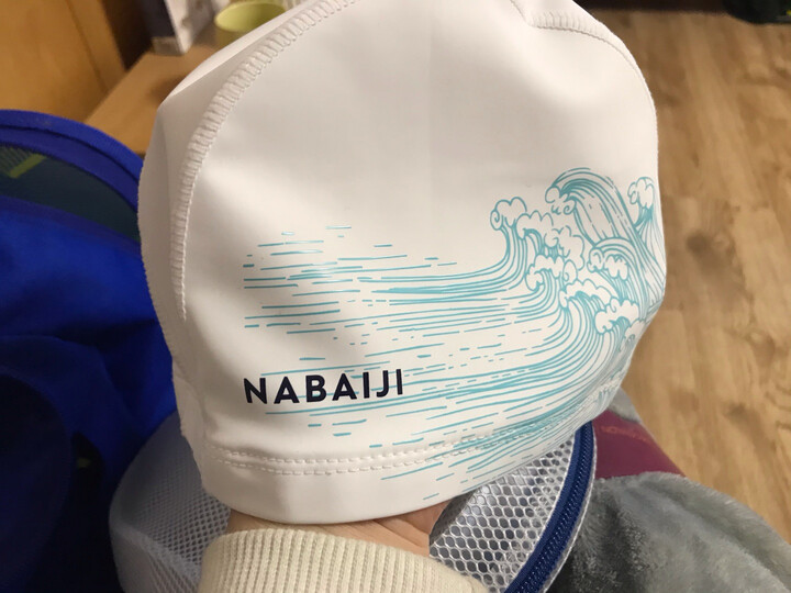迪卡侬(decathlon):"舒适程度:这款泳帽戴着很舒服.完全包裹住.