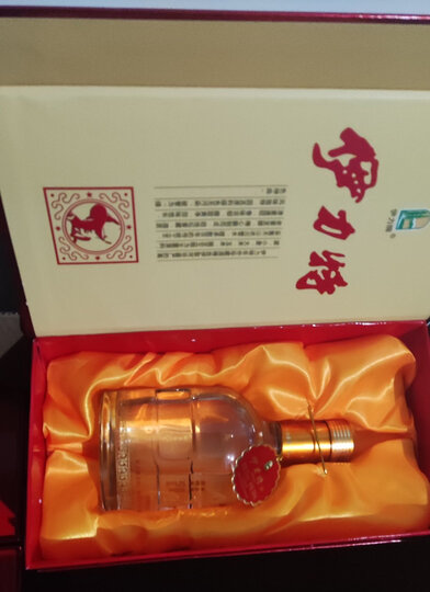 伊力特十年珍藏:"新疆伊力特白酒很快就收到,包装完整,没有磕碰,没有