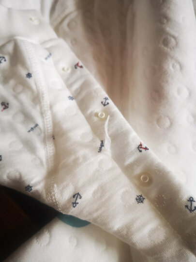 商品质量:很一般,小孩子用的衣服竟然有荧光剂