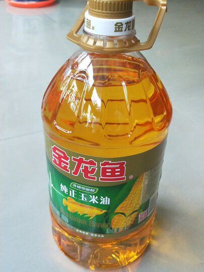 这批食用油颜色比较深.