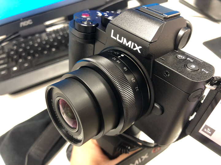 松下g100:"外形外观:小巧轻便,金属质感.