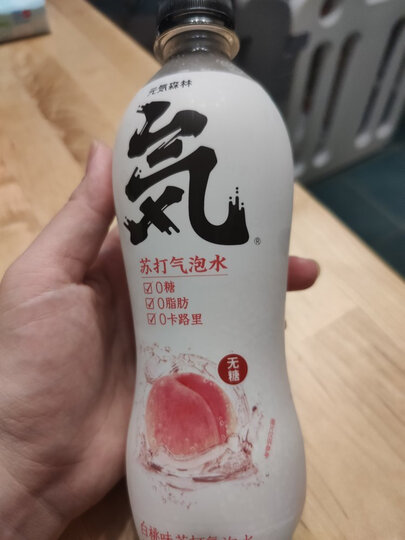 元气森林白桃味苏打气泡水:"已经不记得买过多少箱了,基本所有口味都