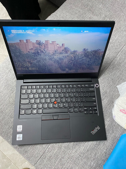 thinkpade14:"买的i5集显版本,和我2010年买的联想笔记本相比,薄了