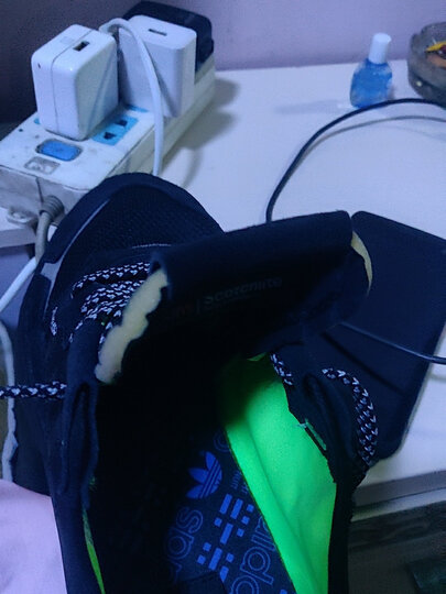 这鞋舌头怎么看都不顺眼