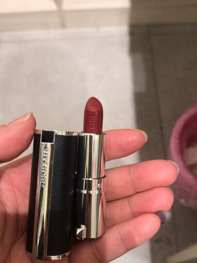 纪梵希口红套装:"超美丽,无限推荐,色号307看着膏体颜色显深,抹上钜