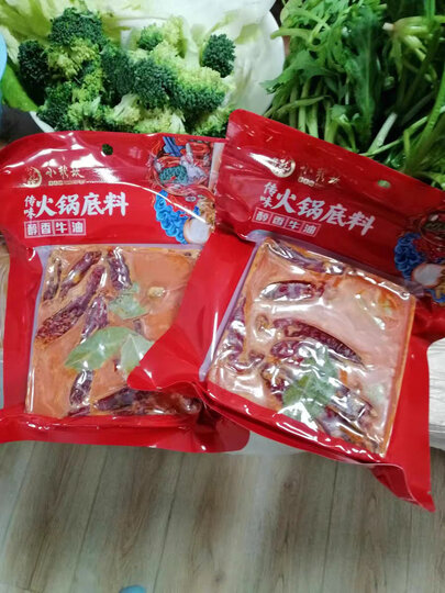 小龙坎的火锅底料真的好吃,就是那种香辣香辣的,比某捞要好.各位别犹