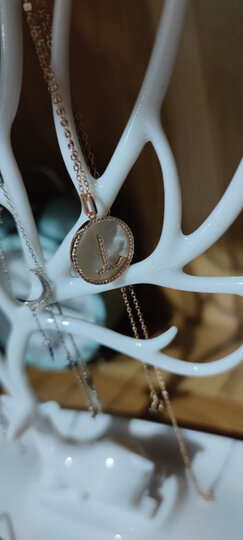 ajidouajidou阿吉豆字母系列925银贝壳圆牌项链:"有一点小瑕疵,字母与