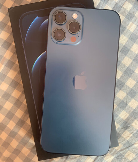 appleiphone 12 pro max:"海蓝色好看,手感也很好,最喜欢的是拍照功能
