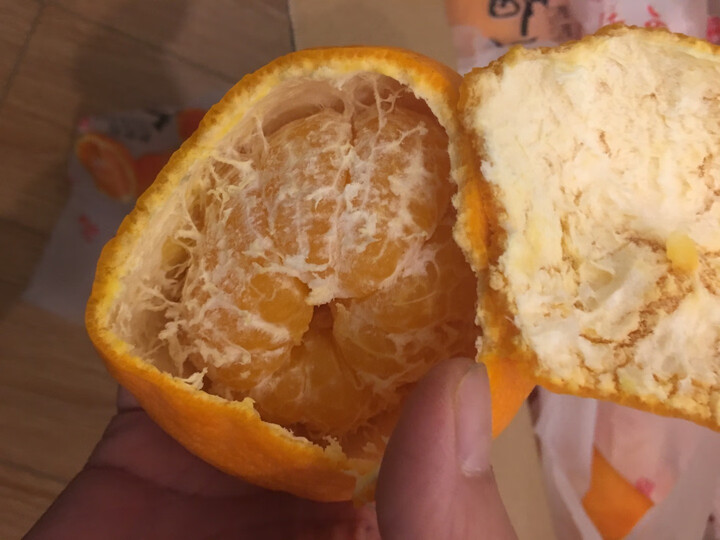 京觅柑橘:"买了一大箱子粑粑橘,每个都有独立的包装,送来就打开了箱子