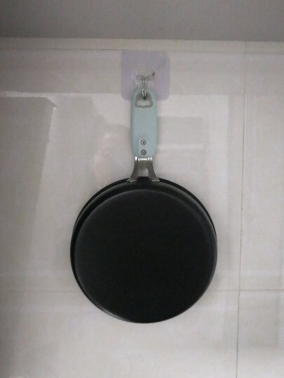 小煎锅很小巧,挂在墙上收纳起来也很方