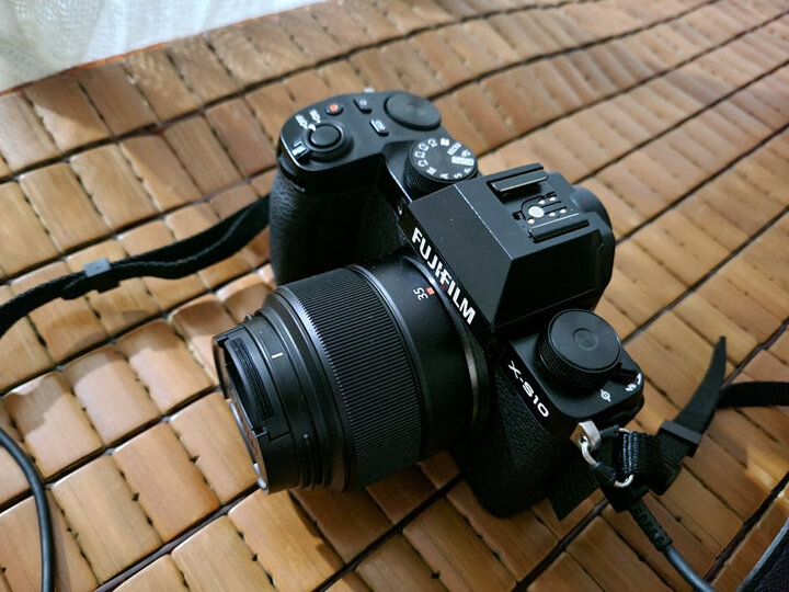 富士xc35mmf2:"镜头挺不错的,画质很香,明天就带去扫街,对焦也还不错