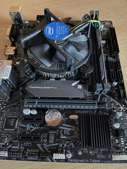 技嘉h410m h:"大厂家做工精细办公首选,唯一不足的地方是m2用的是塑料