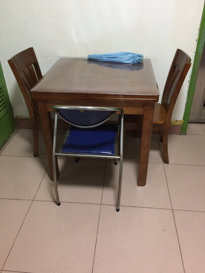 桌子很结实,老人用很.