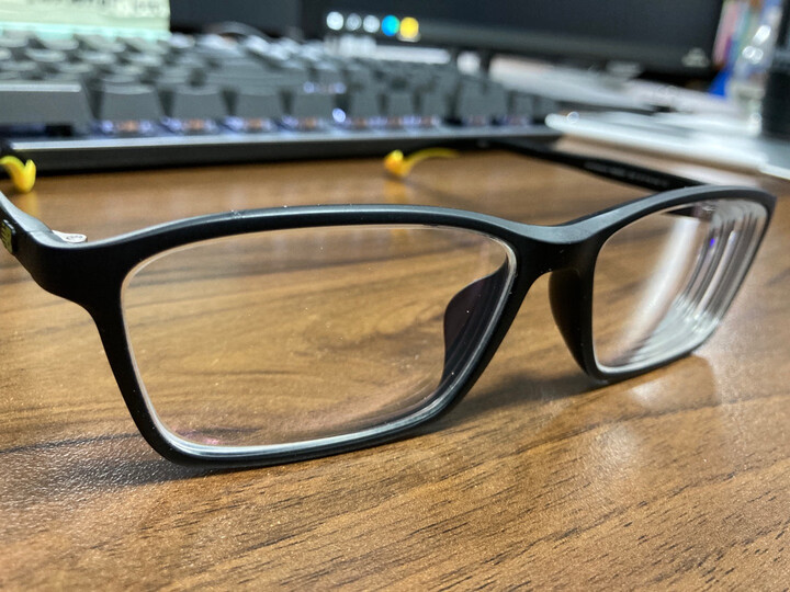 new balance:"新百伦的眼镜镜腿是可以调节的,材质非常轻,两色的设计