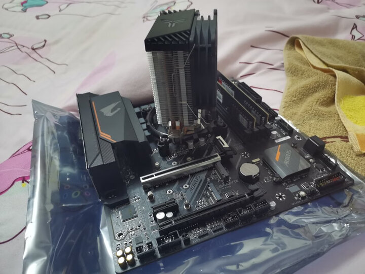 乔思伯cr-1200:"压10400f完全够用了,光效也好看" - 京东