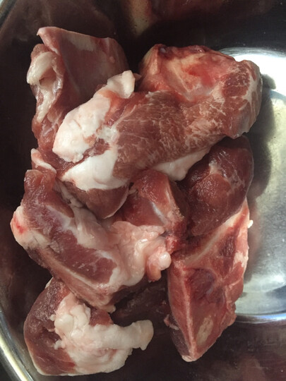 精气神黑猪髋骨:"精气神的猪肉品质特别好,这个黑猪汤骨非常新鲜,骨头