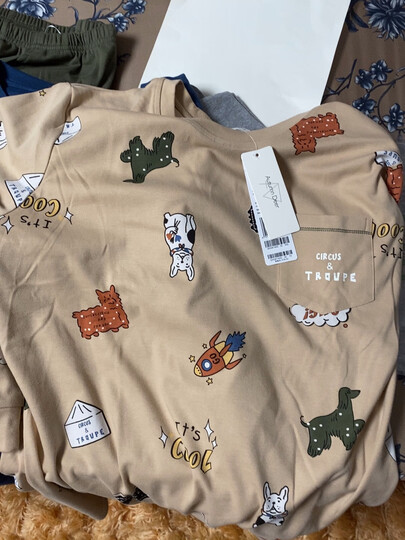 秋鹿(autumndeer):"这衣服收到的太及时了,一起买了四套,哈哈哈哈哈