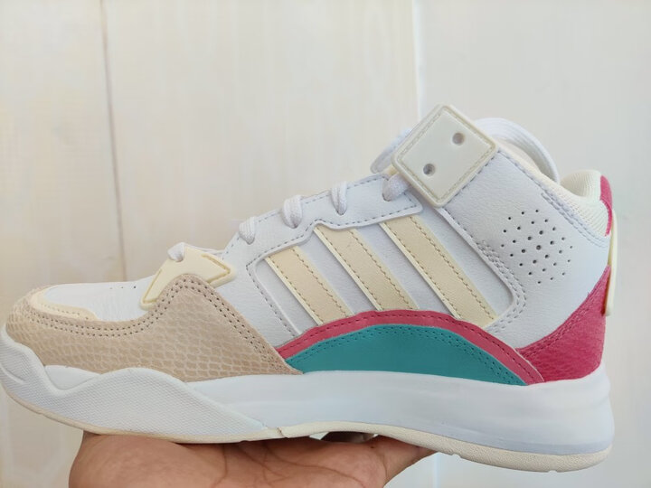 阿迪达斯(adidas):"u1s1鞋底真的很软 白蓝红桔的