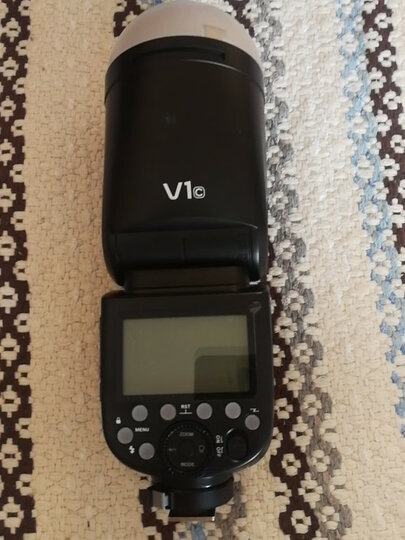 神牛v1:"这款闪光灯很棒,买回来当天就试了,在室内照出的照片好极了.