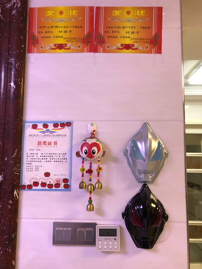 玩具很不错,一个光轮,还送了一套水晶和两盒子奥特曼资料员.