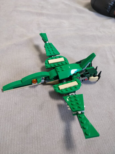 乐高31058:"零件很精细,做工很好.