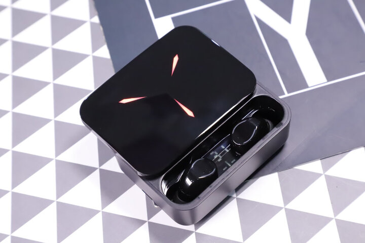 联想tg01:"耳机的设计十分具有现代感,款式新颖独特.