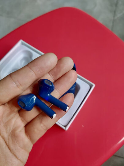 纽曼tws-x5:"续航能力:续航神器,我买回来充满电,昨天用了一下午4个