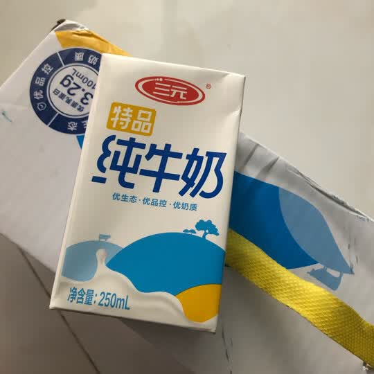 家人们每天都在喝三元牛奶,三元的酸奶也很喜欢喝." - 京东