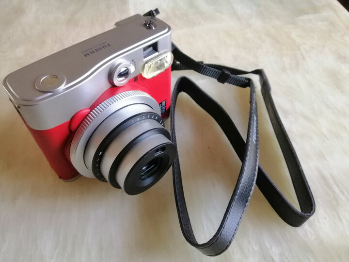 相机颜色很漂亮,颜值很高,完全可以满足日常拍照用,照片也很清晰,操作