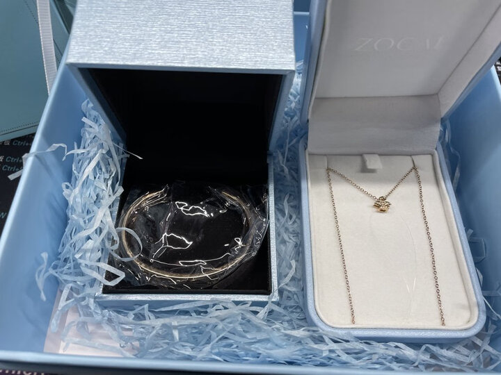 佐卡伊:"色泽效果:无色差送姐姐的生日礼物蛮有仪式感 服务接待:客服