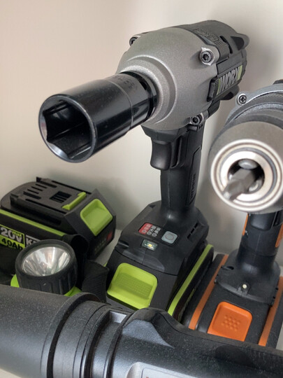 威克士(worx)wu132:"这个钻看着很时尚,漂亮.拿着非常轻巧,充电.