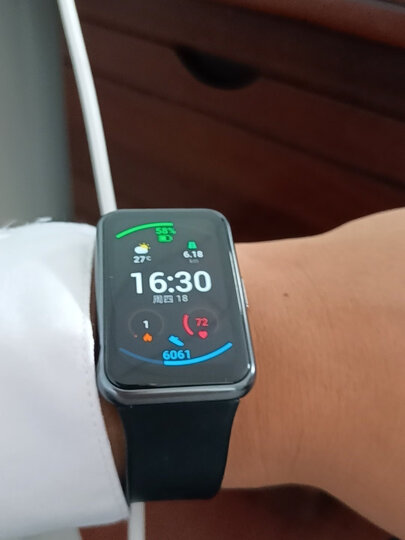 华为(huawei)华为手表fit:"试用了一天,用电在10%左右,非常奈斯,屏幕