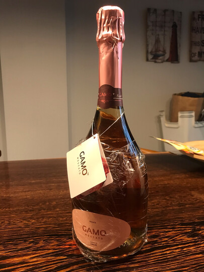 卡伯纳卡摩甜白起泡酒:"这个起泡酒勾起了儿时的回忆,那会每年春节