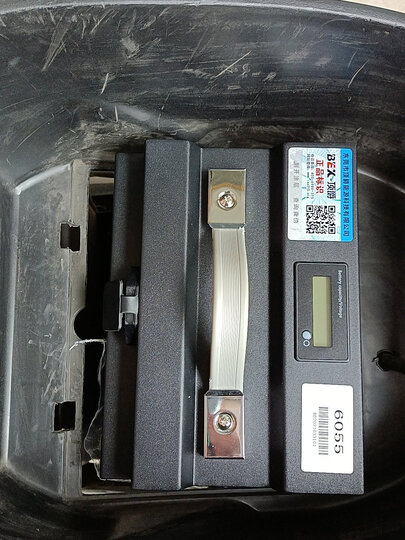 顶爵锂电池采用汽车同款大单体三元锂电芯,容量质保第一年80%,第二年