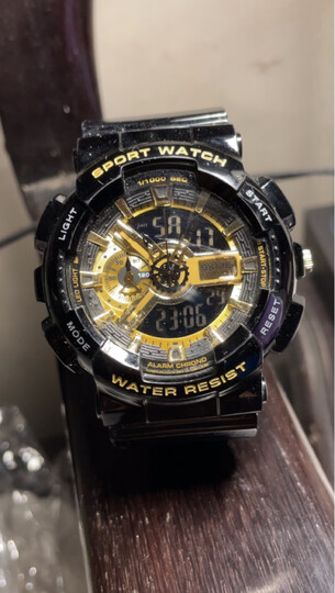 时刻美手表女学生电子表:"设计风格独特,配合精美的表盘,加上黑金组合