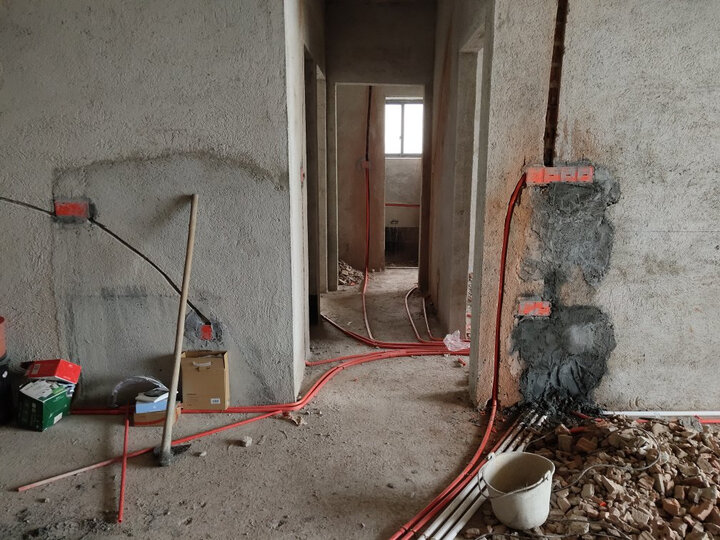 德力西:"德力西品牌的弱电箱质量很好,全金属材质,结实耐用,还配有