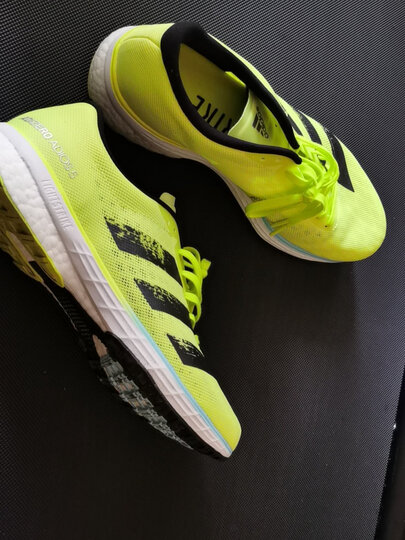 阿迪达斯(adidas):"外观颜值:典型竞速薄底跑鞋舒适度:透气,超轻做工