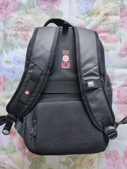 十字勋章双肩包瑞士:"十字勋章的这款背包做工精致,商务范儿十足,多层