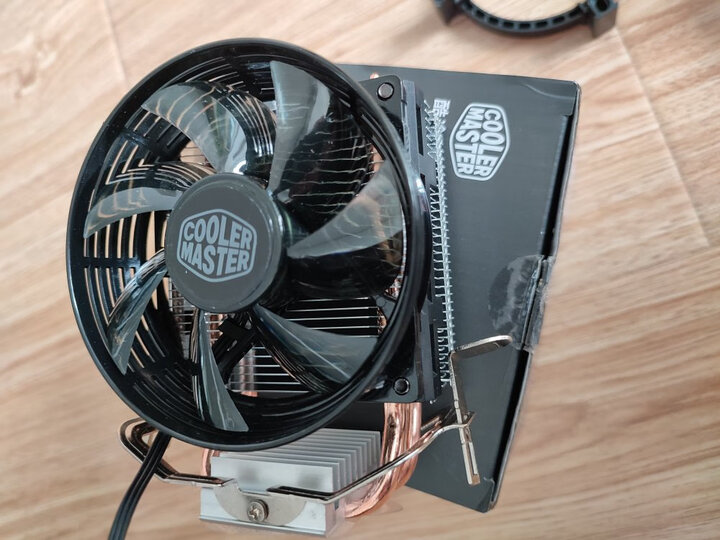 酷冷至尊(coolermaster):"选了这款适合自己小机箱的cpu风扇,用鲁大师