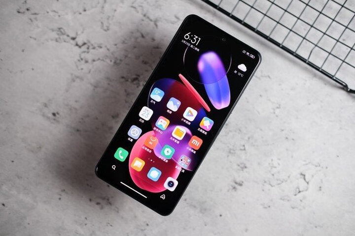 小米redmi k40 5g:"版本更新很频繁,但是稳定性还有待提高啊,而且续航