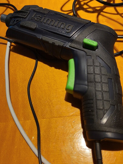 雷铭dw-lmwg1-3:"这款无线电钻款式也是很好看的,实际使用起来也是很