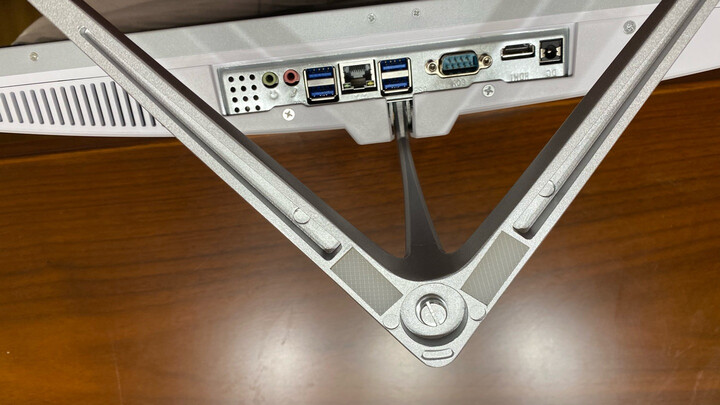 aoc:"外观时尚,一体机不厚,背面白色,配上白色的键盘,鼠标,赏心悦目.