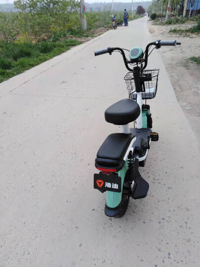 雅迪(yadea)tdt1259z:"车子质量不错,给老妈买的,老妈说骑着特别轻巧!