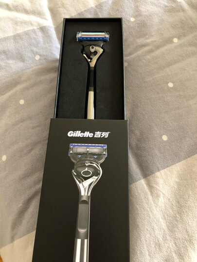 吉列男士高级刀架:"吉利剃须刀收到了,包装大气,很有重量,剃须也很好