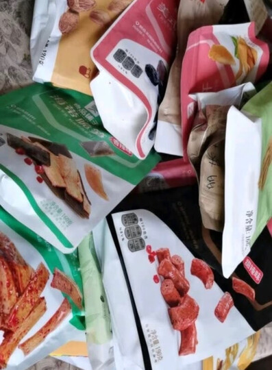 良品铺子零食大礼包:"这是一大包良品铺子的零食,可以送家人,可以送女