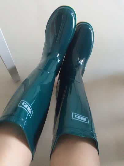 就喜欢这款雨靴,之前买过好穿!