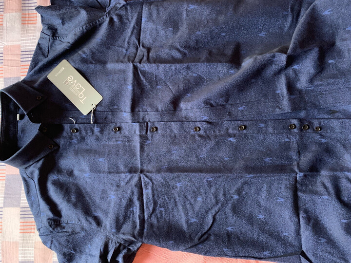 衣服还不错,有质感,就是包装简陋了点