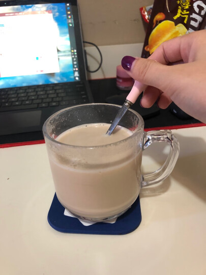 办公桌上奶茶真实图片图片
