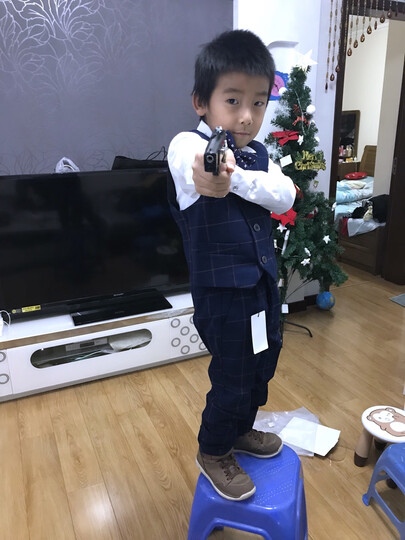 很酷,宝宝108,穿120的上衣大了点,其他都很合身,赞一个物流也很给力