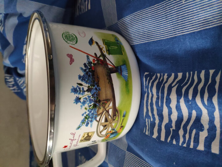 嗯嗯,是搪瓷的东西,瓷很厚,分量很足,微波炉也能用,好!